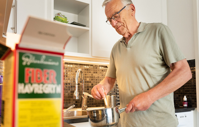 Kalle Österlund står i köket och gör frukost