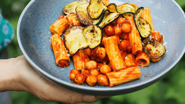 Snabbpasta med zucchini och kikärtor