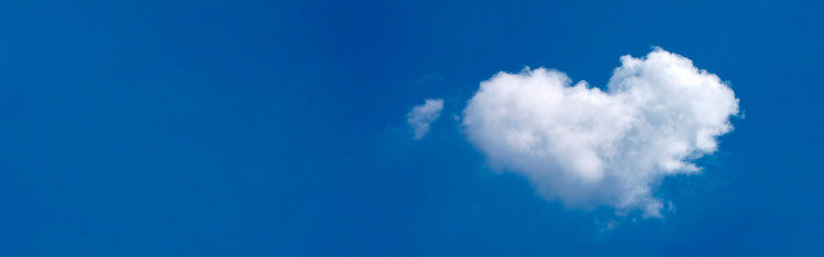 En blå himmel med ett hjärtformat moln.