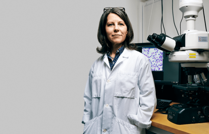 Kvinnlig forskare i labbmiljö