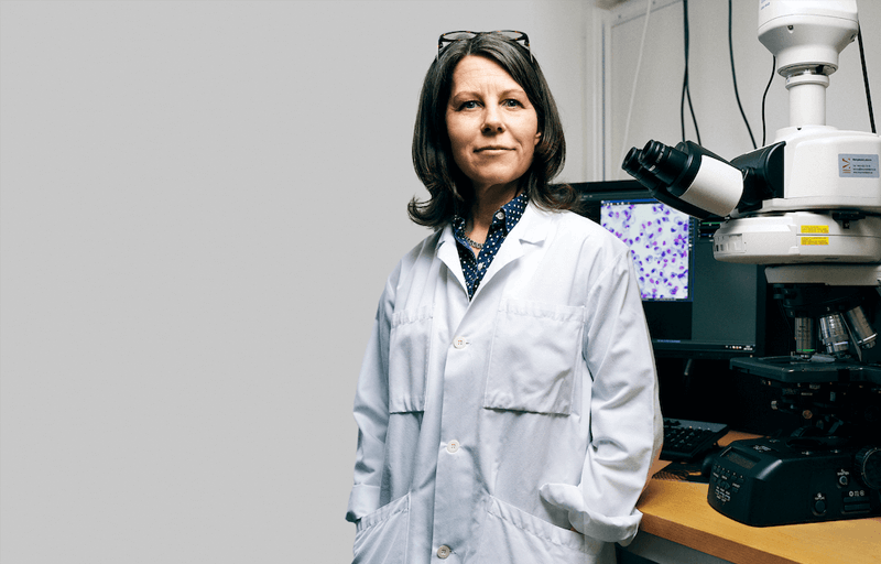 Kvinnlig forskare i labbmiljö