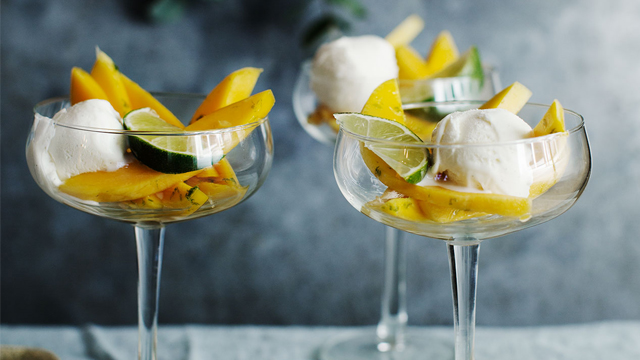 Mango med glass i glas.