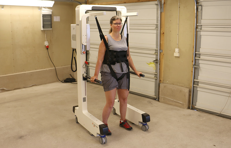 Kvinna tränar på att gå med hjälp av maskin