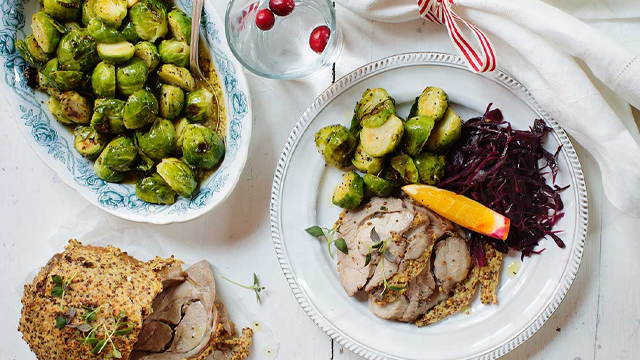 Kalkonstek på ett fat.