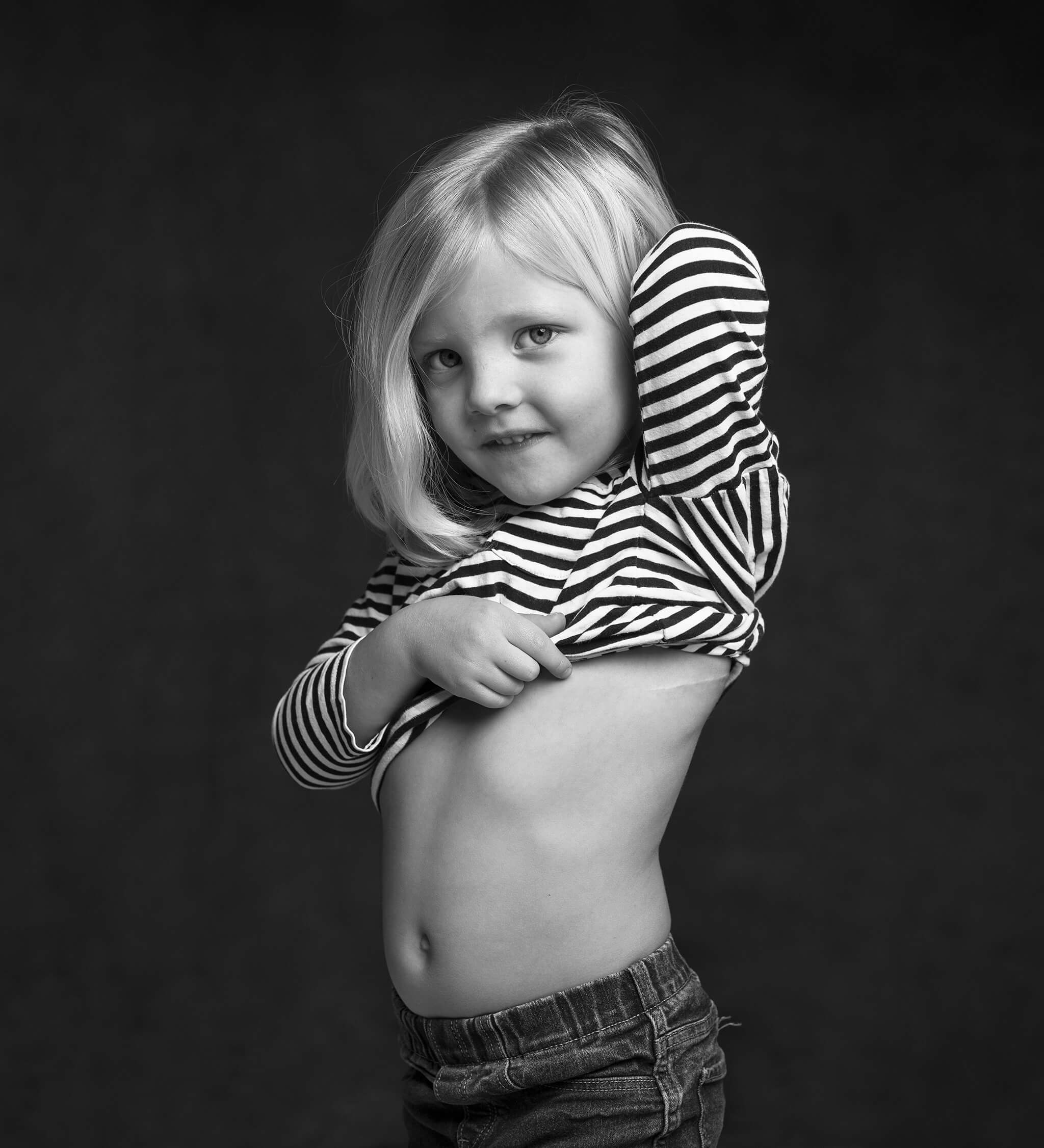 Barn visar sitt ärr efter hjärtoperation