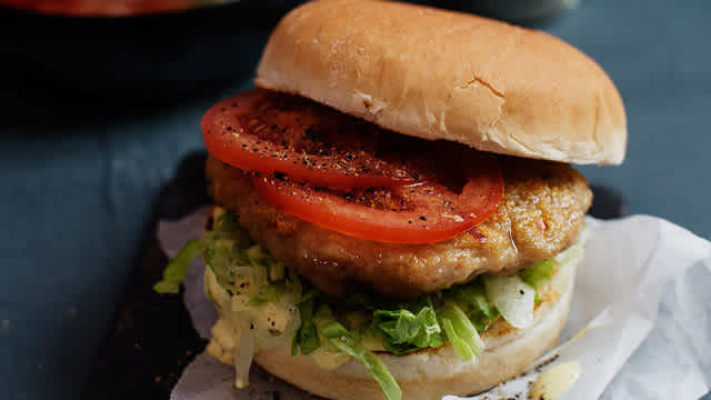 Kycklingburgare med tomat och sallad.