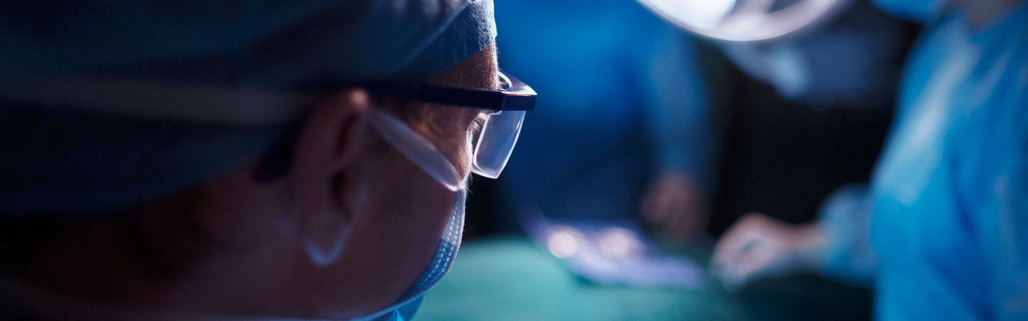 Läkare i ett operationsrum.