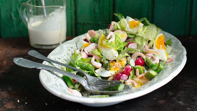 Räksallad på ett fat.