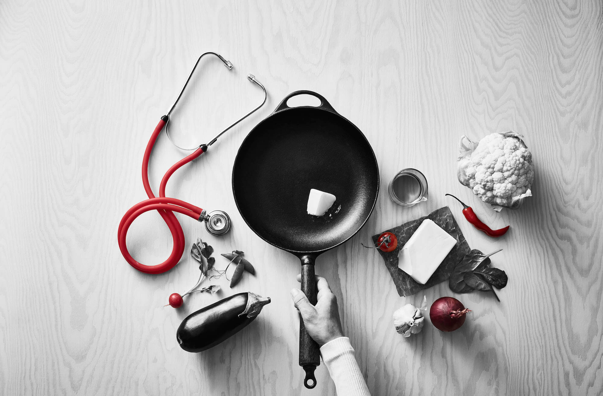 Smör i en stekpanna på ett bord