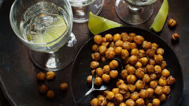 Rostade kikärtor på ett fat.