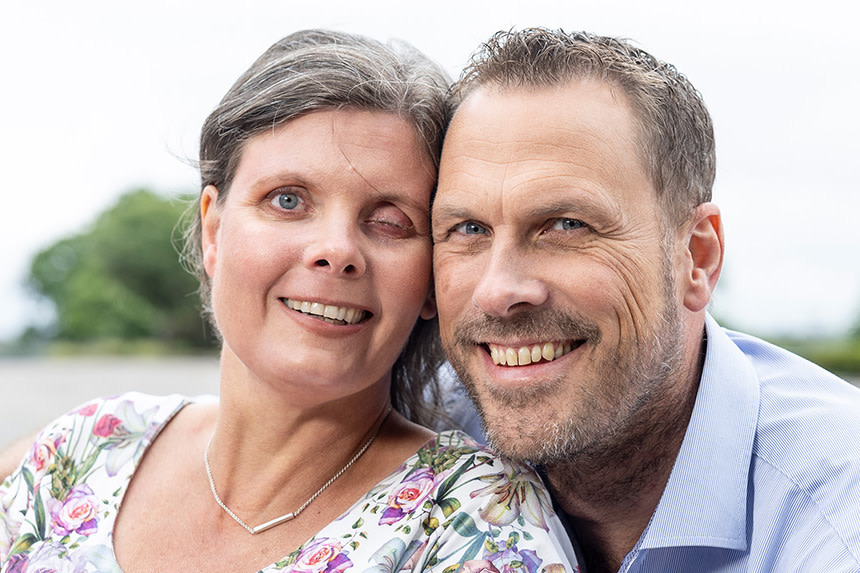Annika som drabbats av en stroke och hennes make Anders