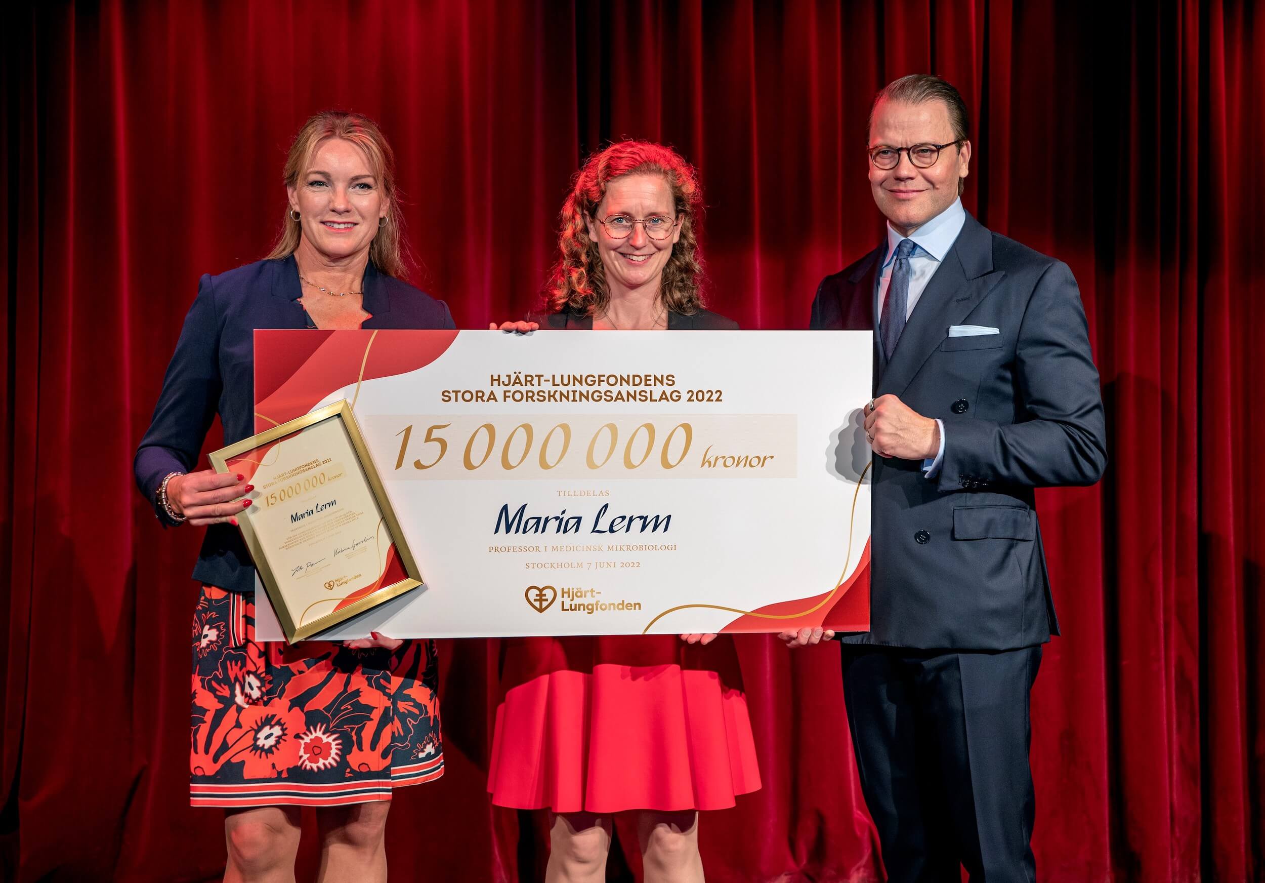 På bilden från vänster: Kristina Sparreljung, generalsekreterare för Hjärt-Lungfonden, Maria Lerm, professor vid Linköpings universitet, Hjärt-Lungfondens hedersordförande H.K.H. Prins Daniel.