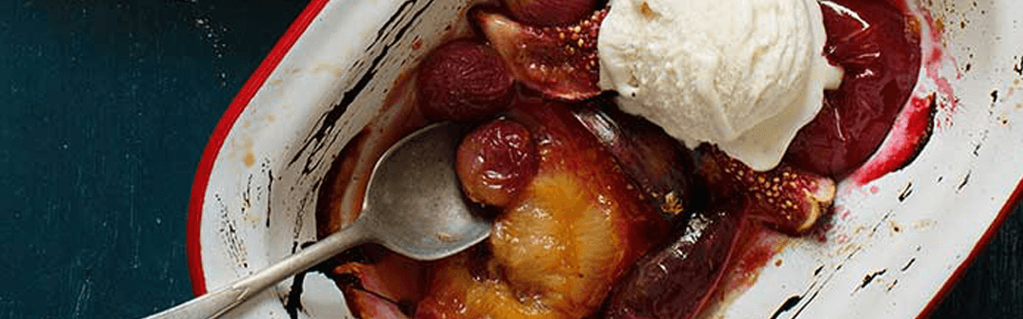 Dessert med frukt och glass i en ugnsform.