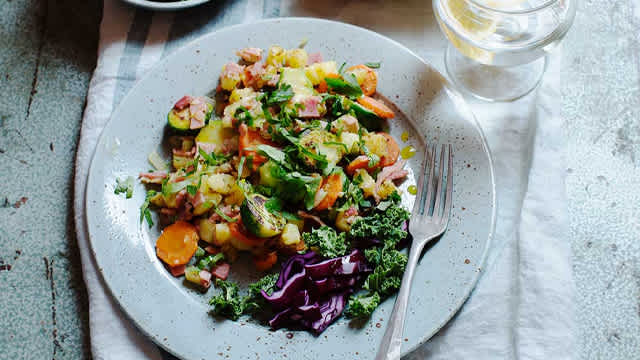 Grön pytt på en tallrik.