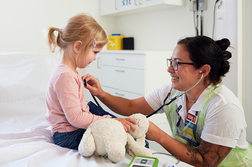 Barn blir undersökt av läkare