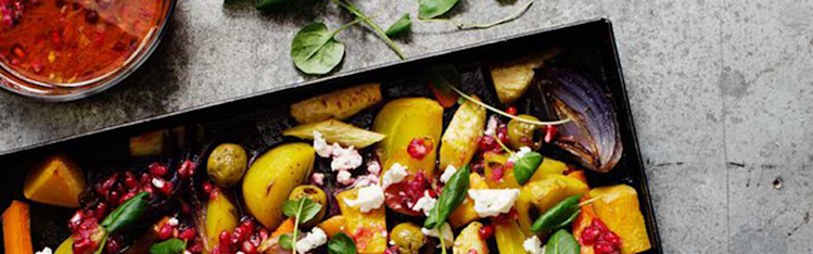 Rostade rotfrukter i en plåt på ett bord.