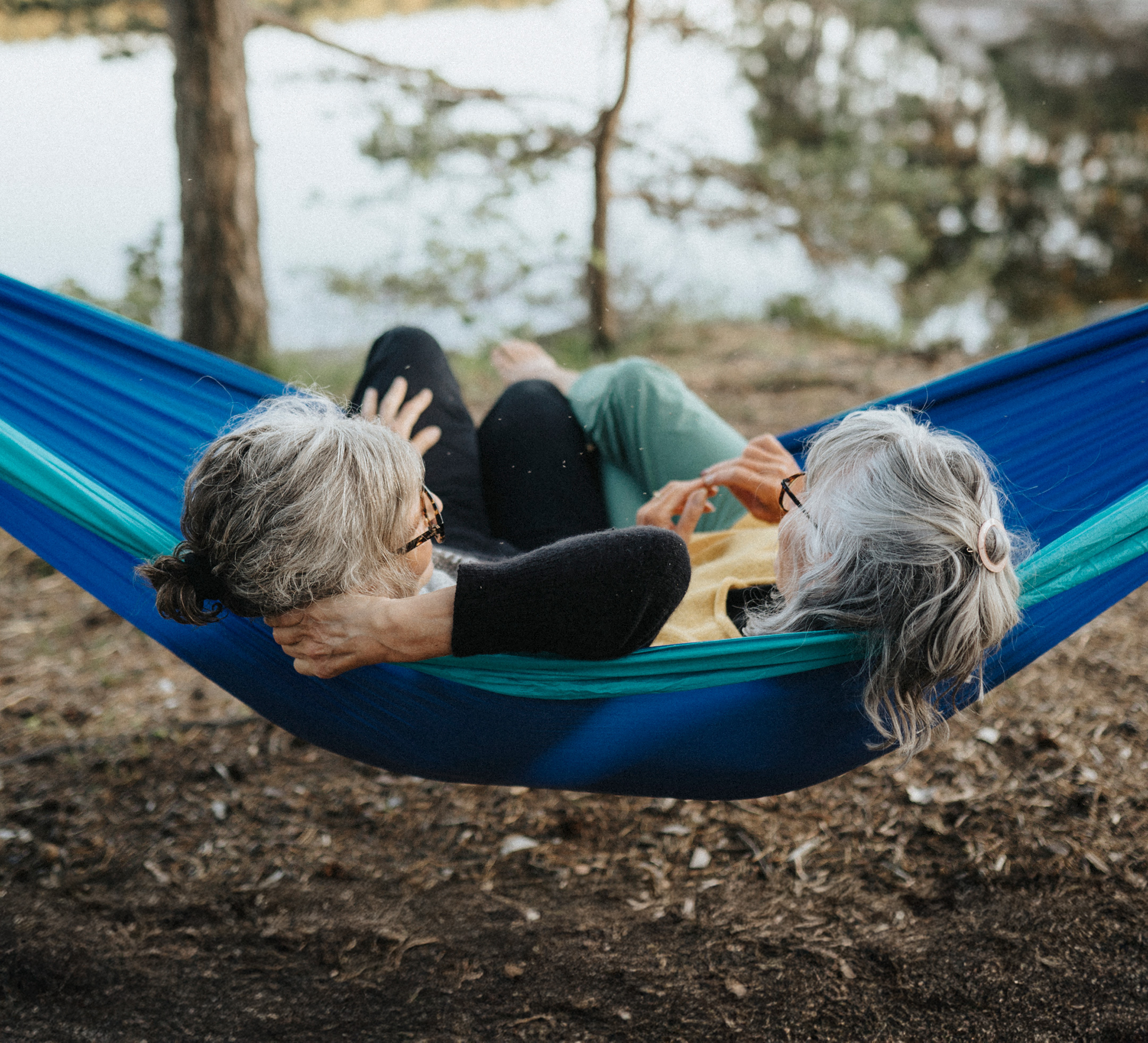 Två pensionärer i en hängmatta