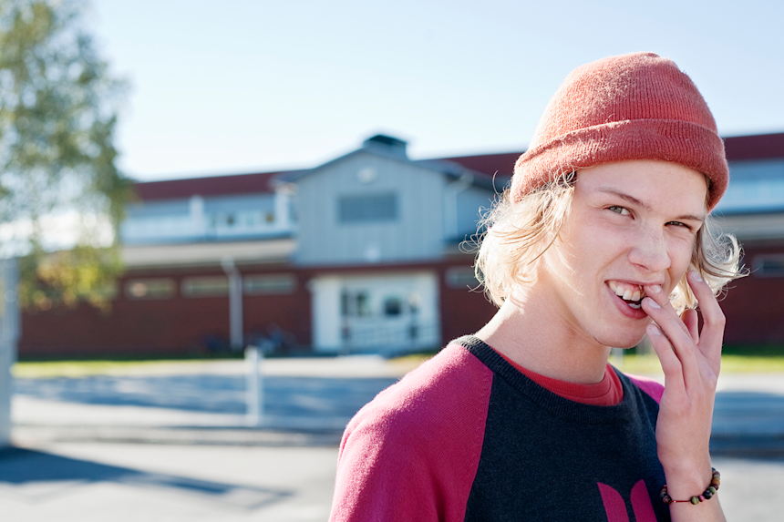Man stoppar in snus under läppen
