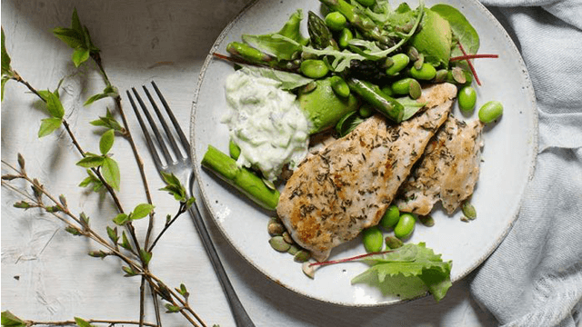 Grillade kycklingfiléer med sparrissallad och tzatziki