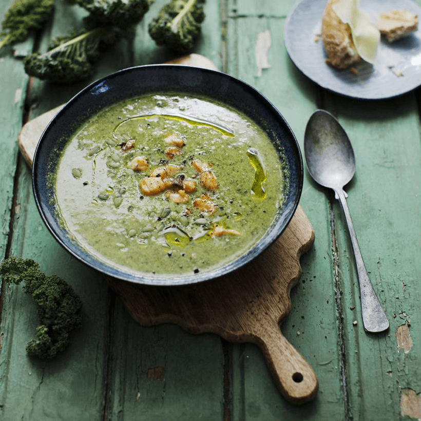 Supersoppa av grönkål, broccoli och sojabönor