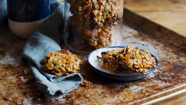 Frukostkakor i en burk och på ett litet fat.