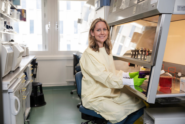 Elizabeth Arkema, forskare, i forskningsrum med vit rock.