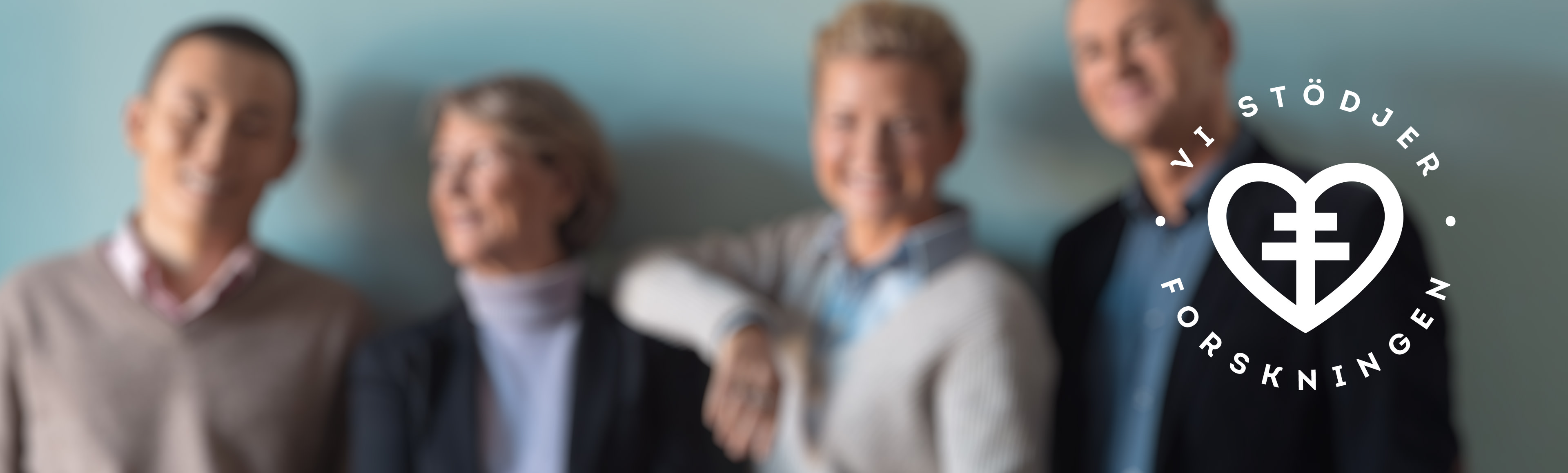 Människor i bakgrunden med märket "Vi stödjer forskningen" framför