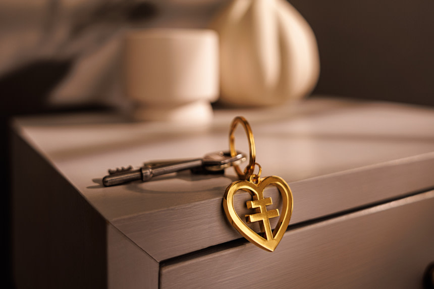 Nyckelring ligger på bord