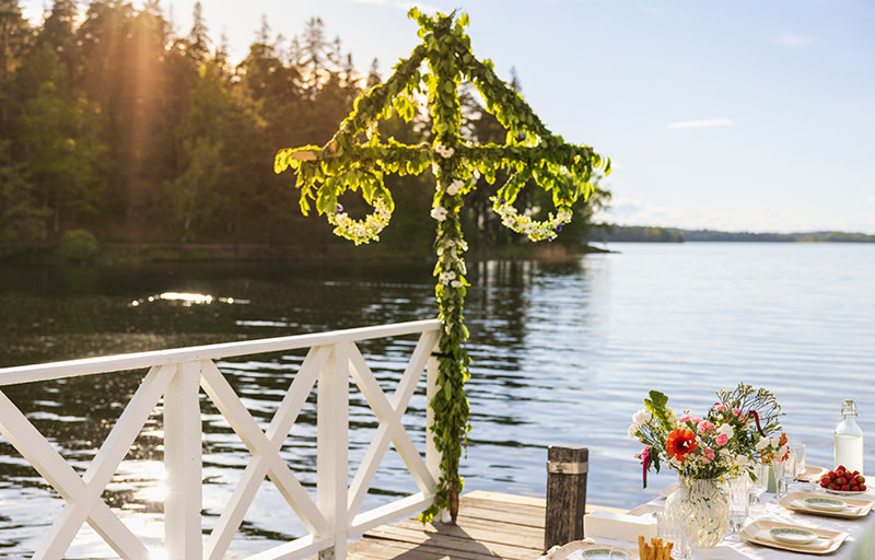 Midsommarstång vid vattnet.