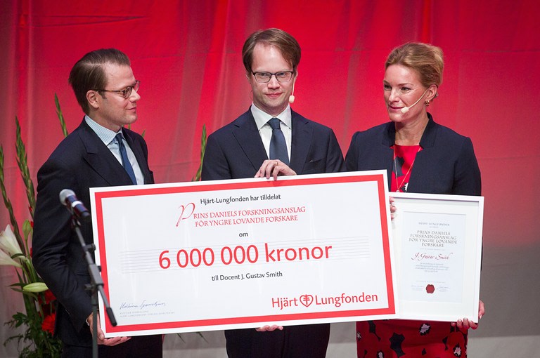Prins Daniel och Hjärt-Lungfondens generalsekreterare Kristina Sparreljung delar ut forskningsanslag till forskare