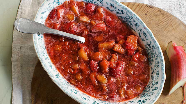 Skål med jordgubb och rabarberkompott