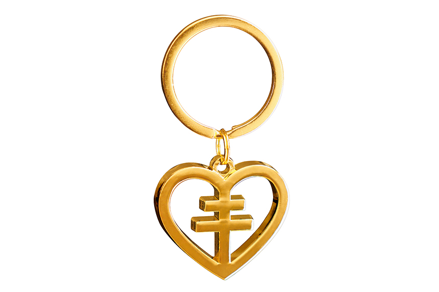 Guldfärgad nyckelring mot vit bakgrund.