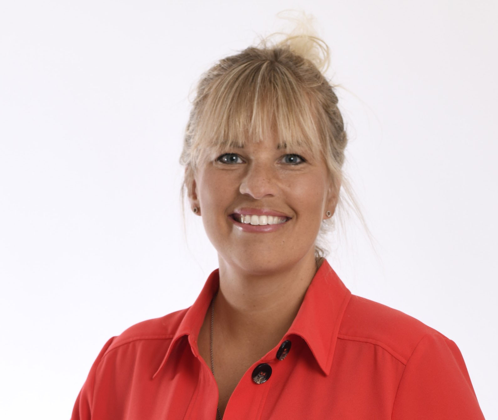 Kvinna med tofs och orange skjorta