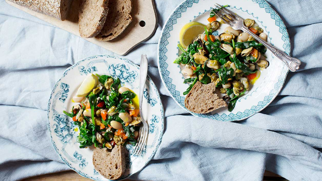 Spenatsallad på tallrikar.