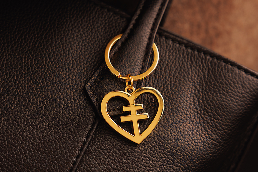 Nyckelring på svart väska