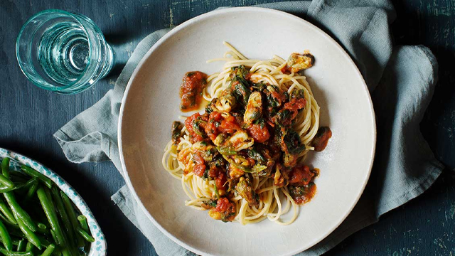 Spaghetti med musselsås på en tallrik.