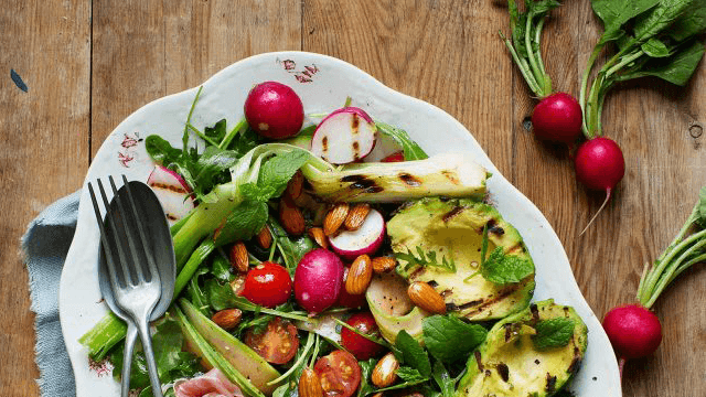 Sallad med grillad avokado, melon och parmaskinka samt rostade mandlar