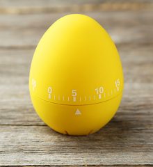 En gul äggklocka på ett bord