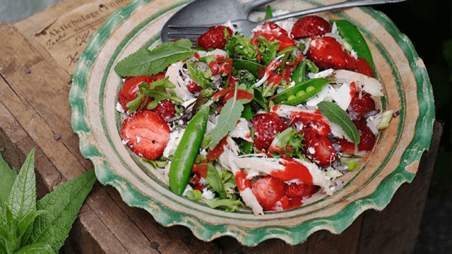 Sallad med grillad kyckling, jordgubbar och fetaost