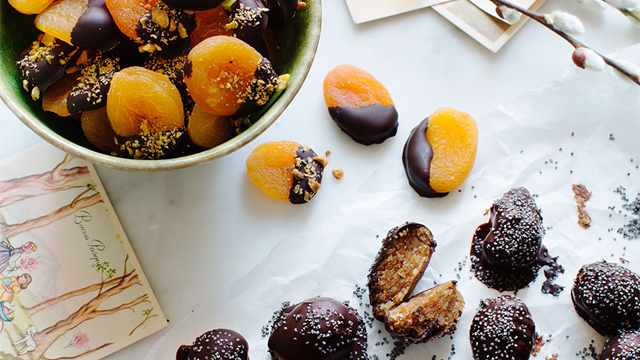 Påskgodis i en skål och på ett bord.