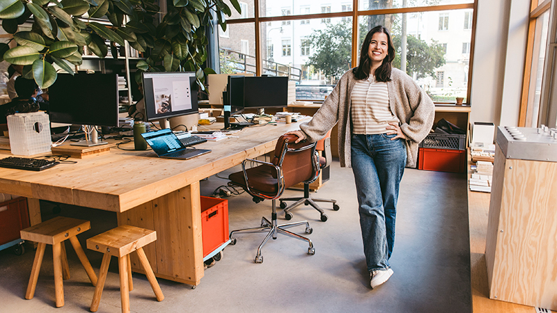 Kvinna i kontorslandskap