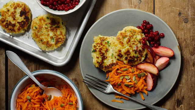 Potatisbullar på en tallrik.