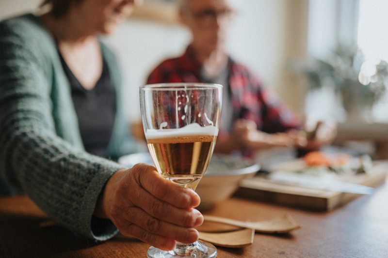 Människa håller i vinglas