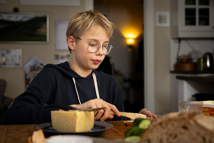 Malte Sjöblom brer en macka 