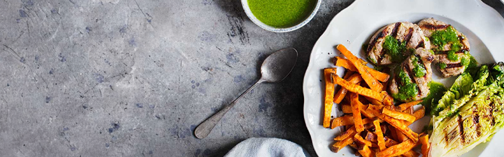 Sötpotatisstrips, grillad hjärtsallat, salsa verde och grillad utbankad fläskfilé
