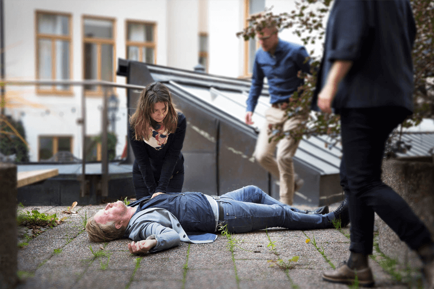 Hjärt-lungräddning på snygg man