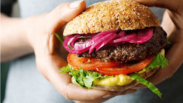 Burgare med currydressing och picklad rödlök