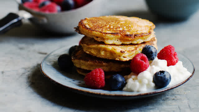 Pannkakor med keso, blåbär och hallon.