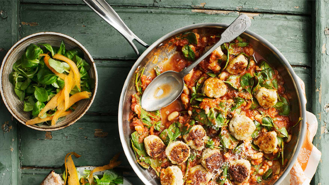 kycklingköttbullar i en stekpanna.