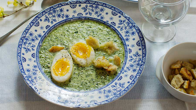 Nässelsoppa med ägg i en skål.